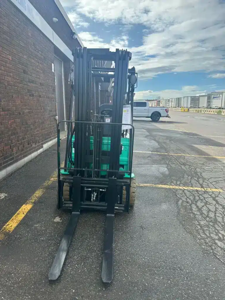 Mitsubishi 3 Wheel Forklift 3625 Hrs