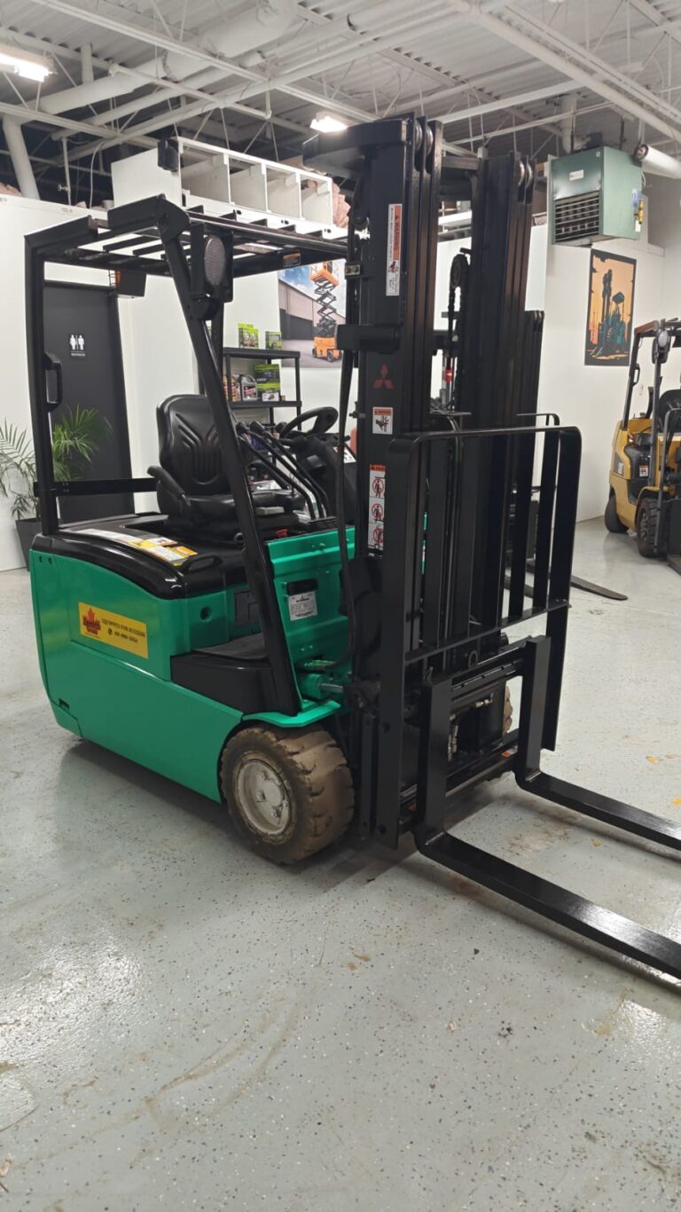 Mitsubishi 3 Wheel Forklift 3625 Hrs