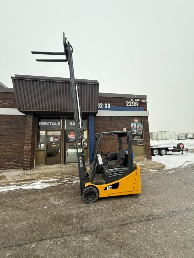 Used Caterpillar 3-Wheeler Forklift S1105