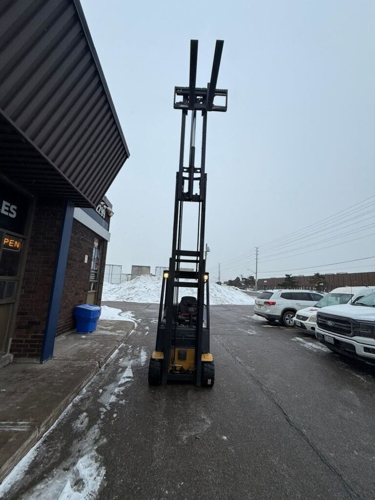 Used Caterpillar 3-Wheeler Forklift S1105